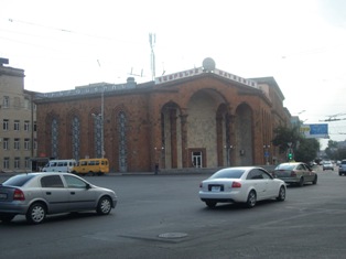«Հայրենիք» կինոթատրոնի մոտ պայթյունից հետո տարհանել են քոլեջի ուսանողներին