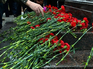 Turkish official places flowers at Armenian Genocide memorial in US