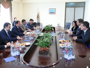 Իտալական Կարրարա քաղաքապետը տպավորված է Երեւանի տոնական հանդերձանքով