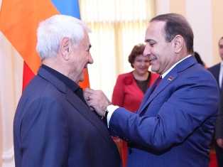 Հովիկ Աբրահամյանը Պատվո մեդալով պարգեւատրել է Ջիվան Գասպարյանին՝ ծննդյան 85-ամյա