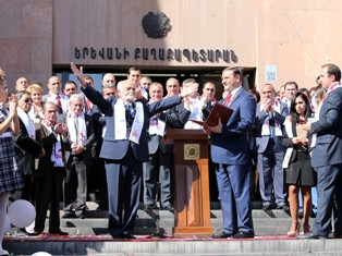 Երեւանի պատվավոր քաղաքացու կոչումներ Ալբերտ Մկրտչյանին, Լեւոն Իգիթյանին եւ Հրաչի