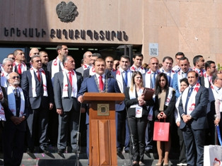 Շքեղ հանդիսության մեկնարկը տրվել է Երեւանի քաղաքապետարանի աշտարակի ժամացույցի՝ «
