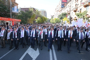 Տոնական քայլերթ՝ շուրջ 25 հազար երևանցիների մասնակցությամբ (ֆոտո)