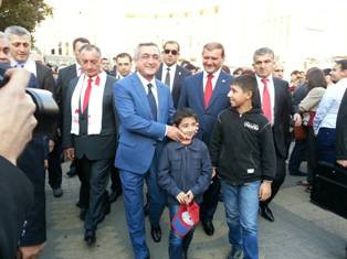 Սերժ Սարգսյանը շրջեց տոնական Երեւանով (ֆոտոռեպորտաժ)