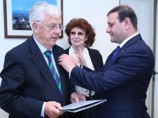 Քաղաքապետը պարգեւատրել է Ռայմոնդ Պաուլսին