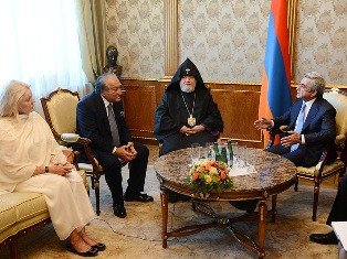Սերժ Սարգսյանը հյուրընկալել է կաթողիկոսին եւ սփյուռքահայ բարերարներին (ֆոտո)