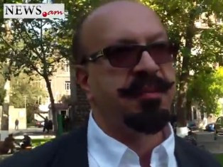 Կեպկայով ու սեւ հագուստով. տեսախցիկը ֆիքսել է Եղնուկյանի մեքենայի անվադողերը պատ