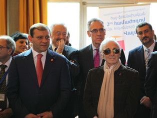 Charles Aznavour meets with Armenian-French conference participants