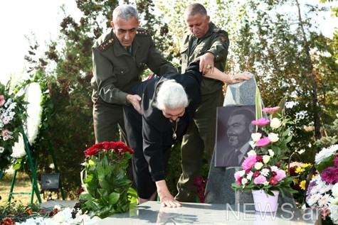 «Սեւ լիներ էդ օրը, իմ հզոր բալա». Վազգեն Սարգսյանի մայրը այցելեց որդու շիրիմին