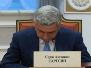 Արման Սաղաթելյան. Նախագահը ընթերցում է, քնած չէ