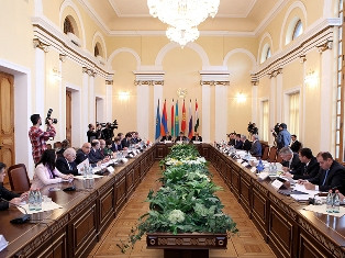 Ինչո՞ւ է ՀԱՊԿ ԽՎ հանձնաժողովի երեւանյան նիստն ընթանում ռուսերենով. Քոքոբելյանն ը