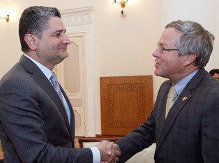US ambassador congratulates Armenia PM for adopting “open skies policy”