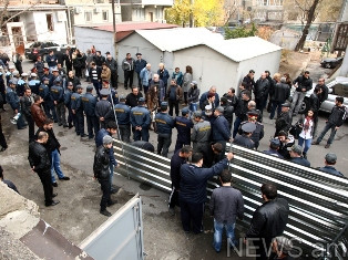 Բնակիչները պառկել են ձողերին. Սայաթ Նովա փողոցում իրավիճակը թեժ է (ֆոտոռեպորտաժ