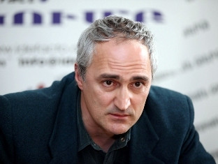 Եթե այդ պարոնը պատրաստ է իր գողացած գումարներից տալ ուսանողներին, ավելի լավ ուսա