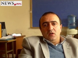 Պոլիտեխնիկում ուսանողները կանգնած են լեկցիա լսում. դասախոսները պահանջում են ռեկտ
