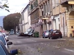 В Хорватии железный «ковер-самолет» полетел вместе с пожарным