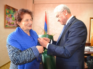 Գյուղատնտեսության նախարարը պարգեւատրել է Ռոզա Ծառուկյանին