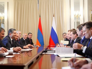 Տիգրան Սարգսյանը հանդիպել է Դմիտրի Մեդվեդեւի հետ եւ քննարկելի ՄՄ-ին Հայաստանի ան