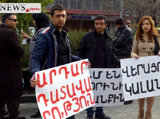 Վարդան Պետրոսյանին սատարելու համար Վերաքննիչ դատարանի մոտ հավաքվել են դերասաններ
