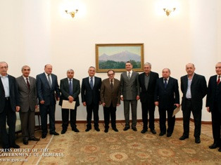 Դրամի տարեդարձի օրը վարչապետը պարգեւատրել է մի շարք գործիչների