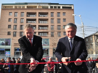 Armenia FM attends reopening of German Embassy building
