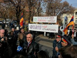 Կամ նախագահը կգնա Վիլյնուս կամ հրաժարական կտա. Հայրիկյանը սկսեց նստացույցը