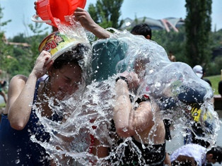 «The Huffington Post». Վարդավառը մեկն է աշխարհի ամենաանհավանական ութ ջրային տոնե