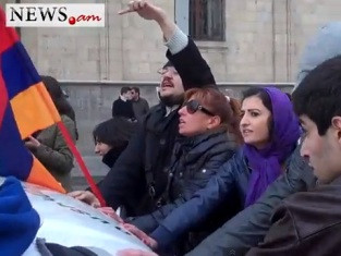 «Ո՞ւմ եք ծեծում մեքենայի մեջ». Զարուհի Փոստանջյանը կանգնել էր ոստիկանների մեքենա