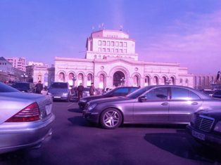 Բողոքի ավտոշարասյունը պտտվում է Հրապարակի կենտրոնով ու ազդանշան տալիս (ֆոտո)