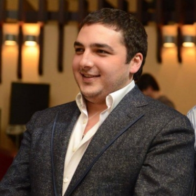 «Հայկական ժամանակ». Ներսիկ Նազարյանի որդին ոստիկանների ուղեկցությա՞մբ է շրջում