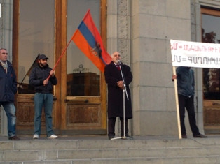 Էդ քնձռոտները իրենց բազան չեն կարողանում պահել, էդ ողորմելիները մե՞զ պիտի օգնեն.