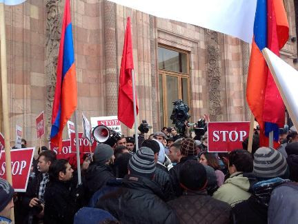 Թող վերադառնա իր Անկարան ու չպղտորի մեր օդը. Դավութօղլուի այցի դեմ բողոքի ցույց՝