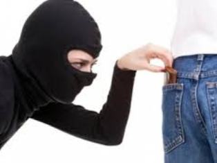 36-ամյա կինը, տղամարդու հետ գրկախառնվելու ընթացքում, նրա գրպանից հափշտակություն