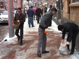 Երիտասարդ կամավորներն աջակցում են Երեւանում ձնամաքրման աշխատանքներին. քաղաքապետա