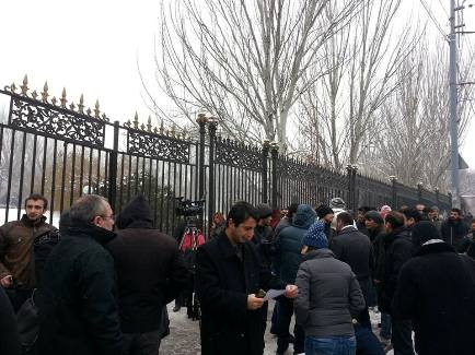ԱԺ-ի դիմաց բողոքի մեծ ցույց է. ցուցարարների ձեռքին Ռուսաստանի հետ գազի համաձայնա