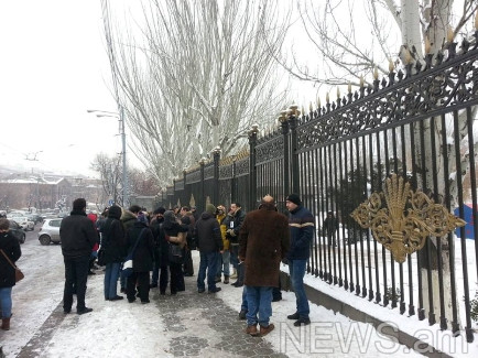Գազի բալոններ՝ ԱԺ շենքի մոտ