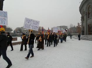 «Հակագազ հագիր». Նախախորհրդարանի երթը՝ գազի համաձայնագրի դեմ եւ ի պաշտպանություն