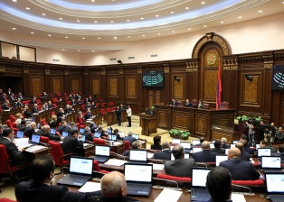 ԱԺ նիստն ընդմիջվեց. Լրագրողները եւս նիստերի դահլիճում իրենց բողոքի ակցիան արեցին