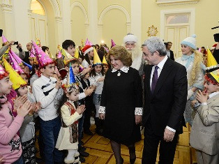 Սերժ եւ Ռիտա Սարգսյանները հյուրընկալել են սահմանամերձ գյուղերի 200 երեխաների (ֆո