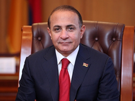 Ինչպես պատգամավորները քվեարկեցին ձեռքով, լրագրողներն էլ բողոքեցին՝ թակելով ապակի