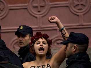 Իսպանիայում FEMEN-ի մերկ ակտիվիստուհիները եկեղեցու առջեւի հրապարակն «արյամբ» են