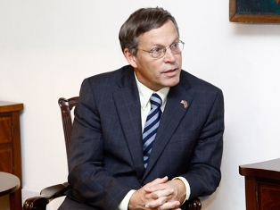 US ambassador delivers New Year message in Armenian