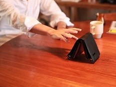 Японцы разработали убегающий от транжир кошелек