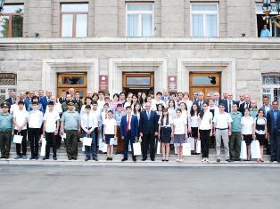 Բակո Սահակյանը մրցանակներ է հանձնել արցախցի աշակերտներին՝ օլիմպիադաներում հաղթել
