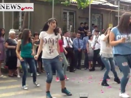 NO COMMENT. Երեւանի 105 դպրոցի աղջիկների ավարտական պարը
