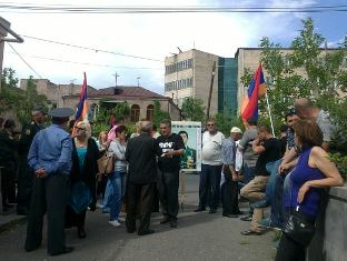 Փաստաբանը բոյկոտեց դատական նիստը. ազատամարտիկները փակել են ճանապարհը