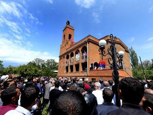 Աշնակ գյուղում Գեւորգ Չավուշի թանգարանի աշտարակին արծվի քանդակ է տեղադրվել (ֆոտո