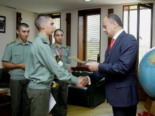 Սեյրան Օհանյանը պարգեւատրել է ռազմաուսումնական հաստատութունների կուրսանտները