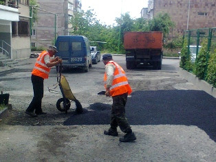 Մեկնարկել են բակային տարածքների ասֆալտապատման աշխատանքները