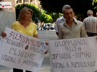 Պետրոսյանների 8 հոգանոց ընտանիքը ճարահատյալ ապրում է գազի պայթյունից ավերակների